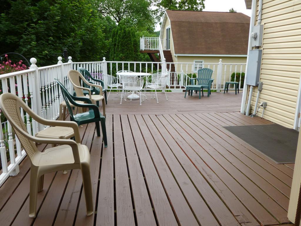 Trickling Waters Retreat Villa Marquette Exterior photo