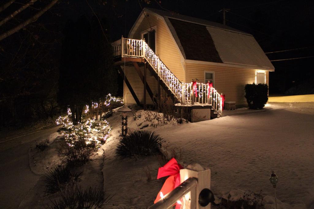 Trickling Waters Retreat Villa Marquette Exterior photo